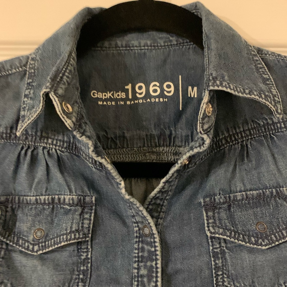 Girls Gap snap button jean shirt. Size Medium.